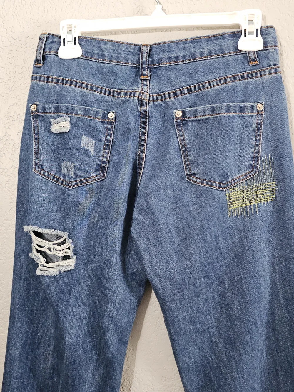 POL Distressed Ankle Jeans With Embroidery Relaxed Fit Womens Small - Picture 4 of 8